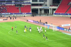 現(xiàn)場(chǎng)實(shí)拍三鎮(zhèn)絕平！三鎮(zhèn)球迷瘋狂嗚哇大叫！