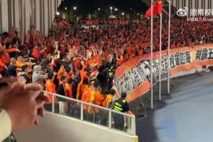 泰山球迷硬是把西海岸的主場(chǎng)搞成了自己的主場(chǎng)??