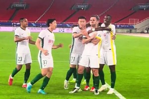 邵佳一躬身雙手和崔康熙握手