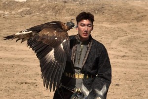 柯爾克孜族的勇士！前新疆球員可蘭白克騎馬穿著民族服飾馴鷹~