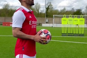 青島西海岸球迷怒罵泰山球迷：干死魯能！??