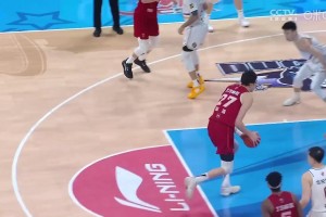 帶傷火線復出！周琦無懼薩林杰防守 強硬碾進禁區(qū)上籃打進