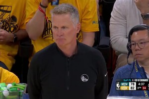 脾氣真大！楊瀚森勸威瑟斯龐冷靜，反被一肘推開