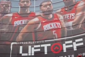 久等了火蜜們！火箭主場(chǎng)豐田中心更新季后賽巨幅海報(bào)??????