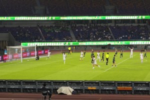 梅州進球邁克爾指天致意，梅州隊長上前示意別慶祝