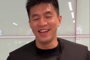 眼睛恢復(fù)不錯(cuò)！郭艾倫落地長(zhǎng)沙 準(zhǔn)備錄制綜藝節(jié)目