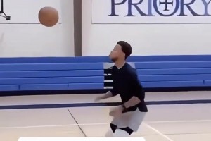 庫中鋒的日常訓練！經(jīng)典名場面：庫里爆笑模仿恩比德打球！