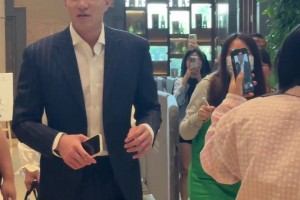 郭艾倫現(xiàn)身湖南長(zhǎng)沙 一身黑色西裝準(zhǔn)備參加綜藝節(jié)目??????