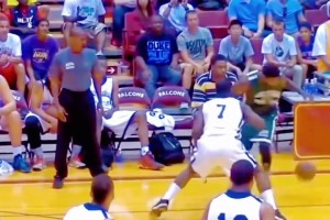 趙嘉仁半場前0.5秒送對手三分犯規(guī) 被解說調(diào)侃：堪比威少??