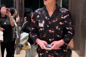 郭艾倫參加綜藝節(jié)目錄制 怎么還穿上睡衣了呢??????