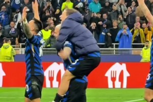 一個鏡頭完美展現(xiàn)藍黑隊副與藍黑太子爺之間的關(guān)系?