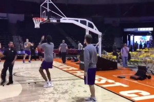 湖人早期投籃訓(xùn)練，易建聯(lián)的身影一閃而過