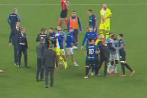 足壇頂級(jí)名場(chǎng)面！跟你的好朋友做對(duì)手時(shí)總會(huì)產(chǎn)生誤會(huì)！