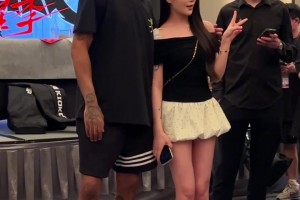 楊瀚森最后強(qiáng)攻被破壞出界，慢鏡顯示胡金秋疑似犯規(guī)，最終裁判吹后場球