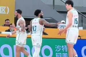 當(dāng)韋瑟斯龐在場上失去冷靜，是19歲的楊瀚森第一個過來勸住了他。