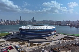 三面環(huán)海的專業(yè)足球場！這就是大連梭魚灣專業(yè)足球場