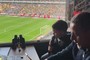 毫不怯場！費(fèi)內(nèi)巴切小球迷被邀請播報(bào)球員名字