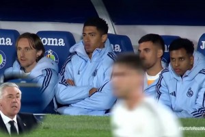 安帥發(fā)糖了？皇馬眾將場(chǎng)邊一起嚼口香糖??