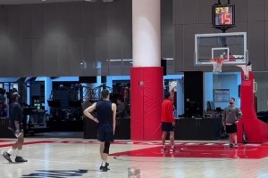 丹子得找到手感呀！回到主場 哈登和博格丹繼續(xù)一塊練習三分