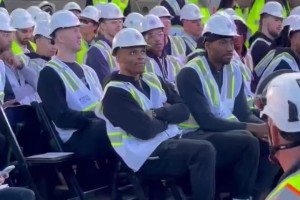 物是人非！當(dāng)年快船新主場(chǎng)的封頂儀式上還有威少和喬治呢