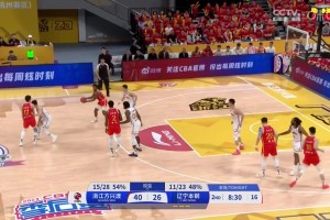 火藥味十足！孫銘徽與鄢手騏卡位糾纏，隨后被后者頂?shù)?，鄢手騏被判違體！