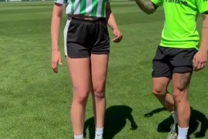 圓規(guī)不是這樣用的??女球迷學安東尼轉(zhuǎn)圈圈??