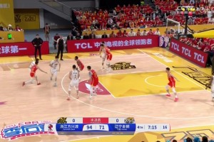 沒給落地空間！張鎮(zhèn)麟干拔三分，落地時踩到吳驍導(dǎo)致崴腳，執(zhí)行3罰僅1中！