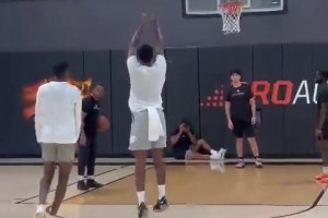 絲滑傳人？26屆熱門秀迪班薩和喬治一起訓(xùn)練 胯下撤步還真挺像