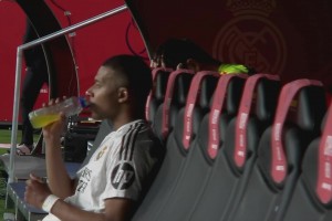 難受??終場(chǎng)哨響后，姆巴佩一個(gè)人回到替補(bǔ)席喝水發(fā)呆