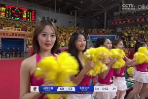 很懂?。〉蟻喼Z迎著周琦戰(zhàn)斧劈扣，導播馬上切給加油的啦啦隊美女??