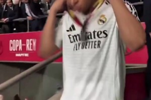 姆巴佩被戴上亞軍獎(jiǎng)牌后取下，表情十分落寞