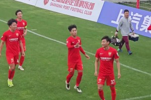 海港青年隊進球后跑去看臺挑釁球迷，連隊醫(yī)都一起幫腔??