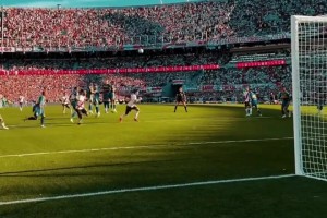 利物浦時(shí)隔5年再奪英超冠軍??球員們?cè)诟率议_香檳瘋狂慶祝