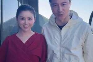 錘王來襲！演員王雷攜手愛妻李小萌為大連英博加油助威