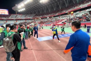 泰山隊的老熟人！賽前李霄鵬與崔康熙握手致意