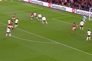 齊魯?shù)卤忍┥疥爒s青島海牛，賈非凡看臺觀戰(zhàn)，韓鵬被球迷包圍