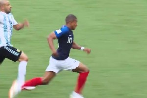 還有誰？當(dāng)年19歲的姆巴佩這個(gè)啟動加速震驚了世界??