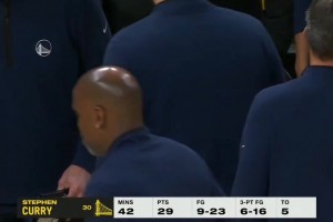 兩人今天合砍50分！申京賽后在場邊緊緊摟住范喬丹！??