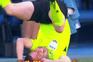 ??西甲邊裁倒地致敬姆總？邊裁也是高危職業(yè)吶！