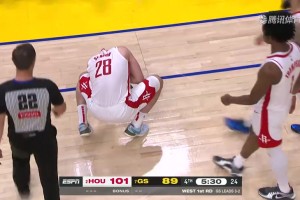 庫里領(lǐng)到個人第5犯，隨后申京臉上結(jié)結(jié)實實挨了希爾德一巴掌??