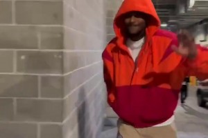 火箭三大將賽前穿搭：申京眨眼wink 格林帽衫 小賈依舊學生