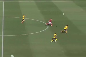 我的眼睛！澳超門將這是要干嘛？??