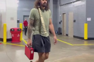 畫風迥異！火勇?lián)屍哔惽叭雸?海王你是剛釣魚回來嗎??