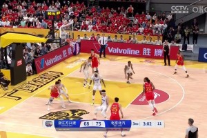 ??太哇塞了！孫銘徽打進(jìn)2+1后，場(chǎng)邊穿搭惹火的美女起身慶祝！