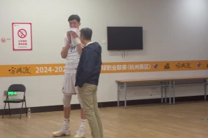 聊啥呢？男籃主教練郭士強前來觀看CBA總決賽，并與周琦熱聊