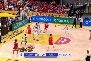 就你是MVP？胡金秋強殺籃下，周琦這大帽簡直就像拍蒼蠅一樣！