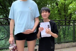 網(wǎng)紅的2米2女朋友酷似韓旭，評(píng)論區(qū)炸鍋??