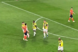 不滿塔利斯卡肢體語言，塔迪奇一度要去揍他被隊友攔住