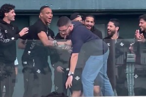 皇家貝蒂斯球迷在慶祝活動中高呼“安東尼留下來”！