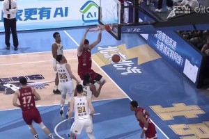 霸王舉鼎！納托爾假投真?zhèn)?，周琦心領神會接球起飛暴扣虐筐！